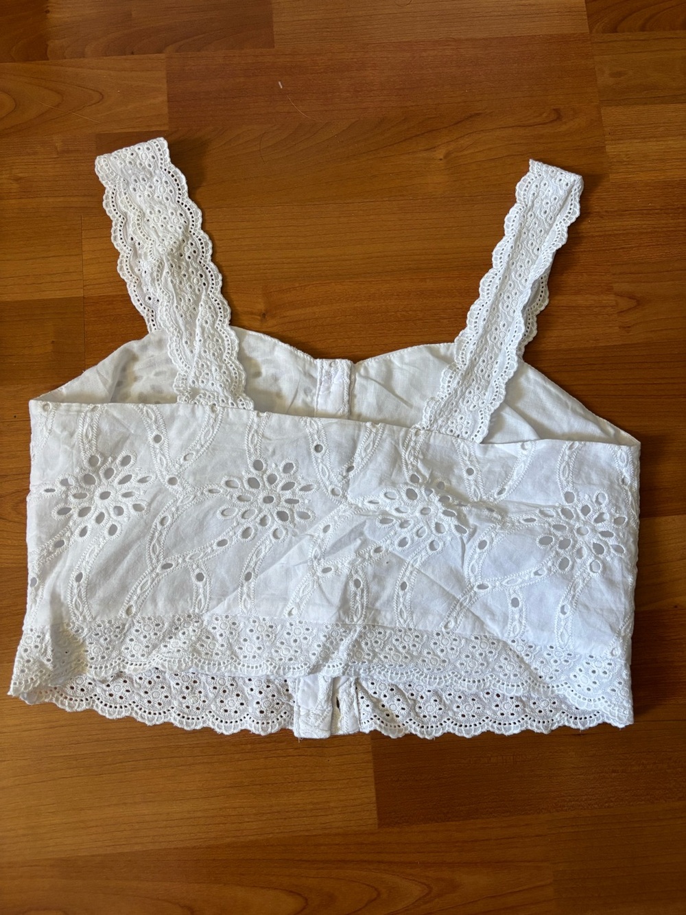Women’s and now this White eyelet lace crop top size medium - Picture 4 of 5